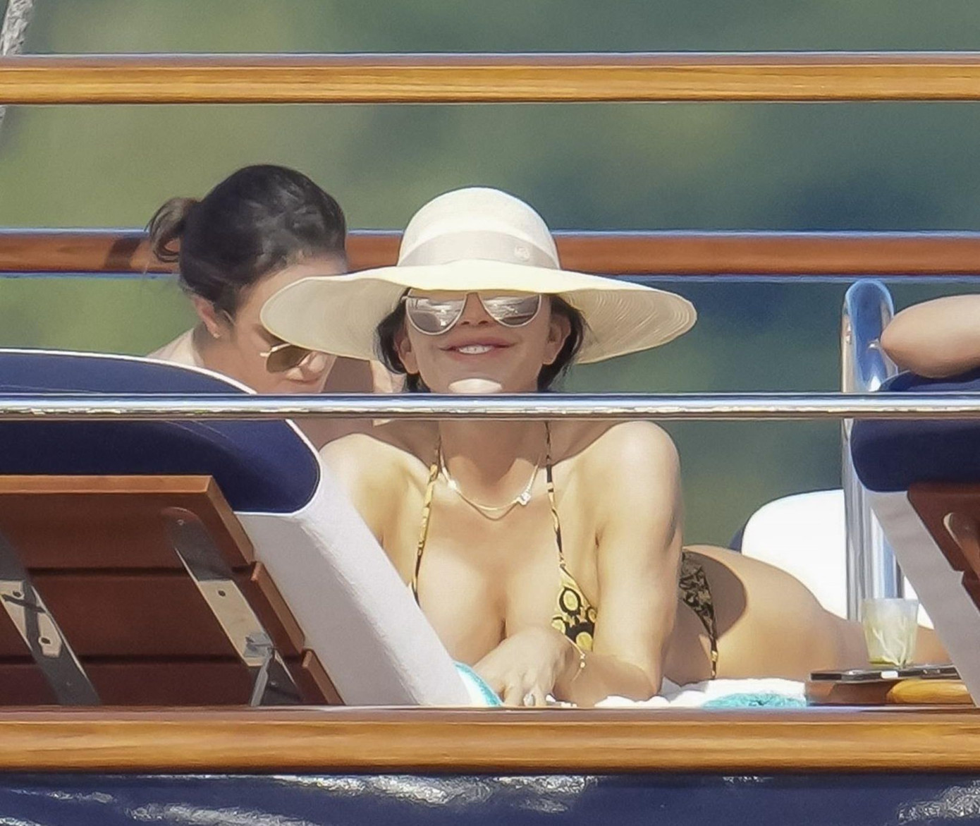 Sánchez ban đầu không biết về vụ kiểm tra đột xuất, vẫn vui vẻ tắm nắng cùng những vị khách khác. Ảnh: BackGrid.