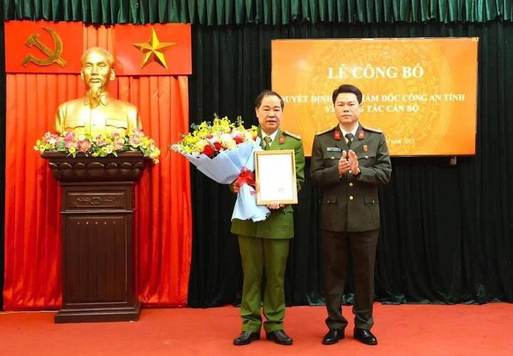 Đại tá Nguyễn Hữu Mạnh, Giám đốc Công an tỉnh Nam Định, trao quyết định và tặng hoa cho Thượng tá Lê Anh Tuấn. Ảnh: Công an tỉnh Nam Định.