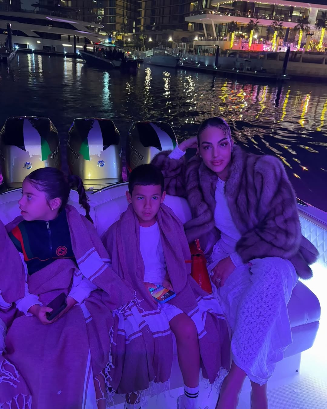 Georgina Rodríguez cùng Cristiano Ronaldo cùng các con đón thời khắc giao thừa trên du thuyền sang trọng ở Dubai. Người mẫu 31 tuổi nhắn nhủ người hâm mộ: "Chúc năm 2025 tràn đầy ánh sáng, tình yêu và sức khỏe cho tất cả". Georgina Rodríguez cùng Cristiano Ronaldo cùng các con đón thời khắc giao thừa trên du thuyền sang trọng ở Dubai. Người mẫu 31 tuổi nhắn nhủ người hâm mộ: "Chúc năm 2025 tràn đầy ánh sáng, tình yêu và sức khỏe cho tất cả".
