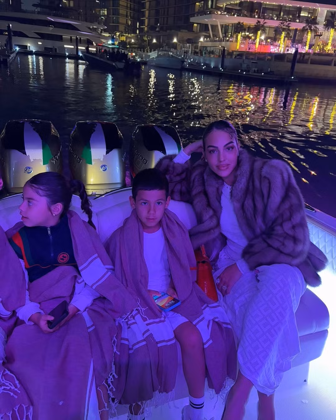 Georgina Rodríguez cùng Cristiano Ronaldo cùng các con đón thời khắc giao thừa trên du thuyền sang trọng ở Dubai. Người mẫu 31 tuổi nhắn nhủ người hâm mộ: "Chúc năm 2025 tràn đầy ánh sáng, tình yêu và sức khỏe cho tất cả".