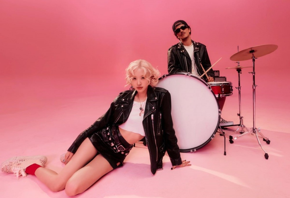 MV APT. phá kỷ lục về lượt xem của Gangnam Style. MV APT. phá kỷ lục về lượt xem của Gangnam Style.