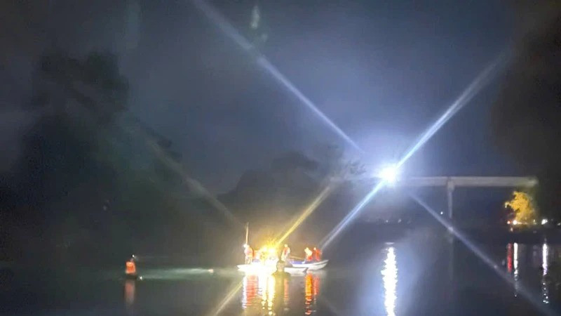 Lực lượng chức năng tìm kiếm tung tích 2 mẹ con chị T. Ảnh: ND. Lực lượng chức năng tìm kiếm tung tích 2 mẹ con chị T. Ảnh: ND.