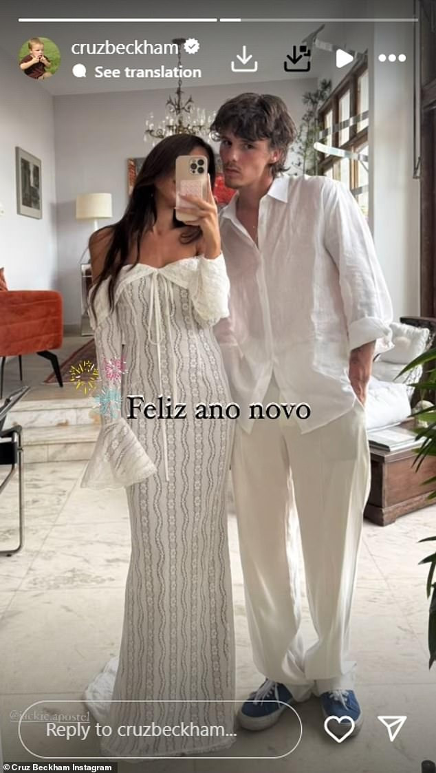 Romeo và Cruz Beckham dành ngày đầu tiên của năm mới bên bạn gái mới là Kim Turnbull và Jackie Apostel. Romeo và Cruz Beckham dành ngày đầu tiên của năm mới bên bạn gái mới là Kim Turnbull và Jackie Apostel.