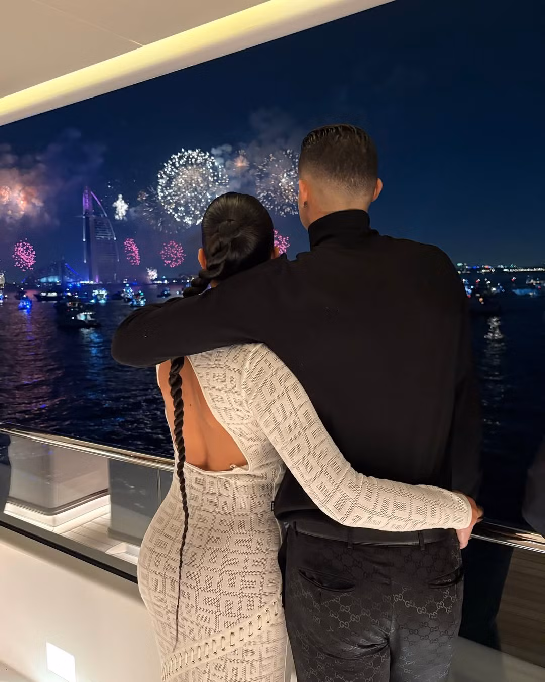 Georgina Rodríguez cùng Cristiano Ronaldo cùng các con đón thời khắc giao thừa trên du thuyền sang trọng ở Dubai. Người mẫu 31 tuổi nhắn nhủ người hâm mộ: "Chúc năm 2025 tràn đầy ánh sáng, tình yêu và sức khỏe cho tất cả".