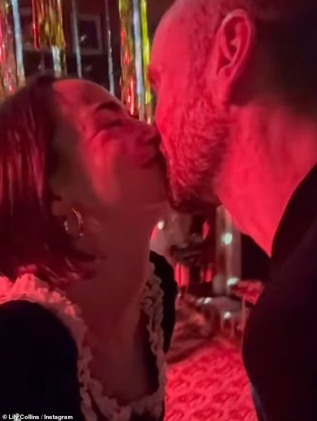 Lily Collins trao cho chồng Charlie McDowell nụ hôn ngọt ngào khi khiêu vũ suốt đêm tại bữa tiệc xa hoa ở London (Anh). Lily Collins trao cho chồng Charlie McDowell nụ hôn ngọt ngào khi khiêu vũ suốt đêm tại bữa tiệc xa hoa ở London (Anh).