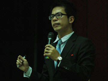 Đào Đức Dũng trong một buổi nói chuyện về tư duy làm giàu cho các bạn sinh viên tại Học viện Ngân hàng . Đào Đức Dũng trong một buổi nói chuyện về tư duy làm giàu cho các bạn sinh viên tại Học viện Ngân hàng