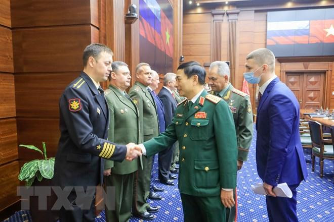 Đại tướng Phan Văn Giang với các thành viên đoàn Nga. (Ảnh: Trần Hiếu/TTXVN) Đại tướng Phan Văn Giang với các thành viên đoàn Nga. (Ảnh: Trần Hiếu/TTXVN)