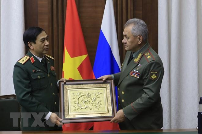 Trong ảnh: Bộ trưởng Quốc phòng Phan Văn Giang tặng quà lưu niệm cho Bộ trưởng Quốc phòng Nga, Đại tướng Sergei Shoigu. (Ảnh: Trần Hiếu/TTXVN) Trong ảnh: Bộ trưởng Quốc phòng Phan Văn Giang tặng quà lưu niệm cho Bộ trưởng Quốc phòng Nga, Đại tướng Sergei Shoigu. (Ảnh: Trần Hiếu/TTXVN)