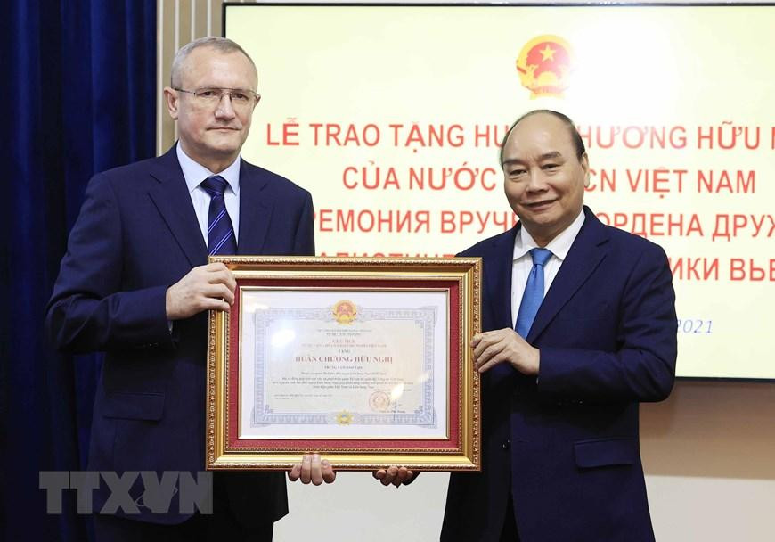 Chủ tịch nước Nguyễn Xuân Phúc trao tặng Huân chương Hữu nghị cho Trung tâm đào tạo thuộc Cơ quan Tình báo đối ngoại Liên bang Nga. (Ảnh: Thống Nhất/TTXVN)