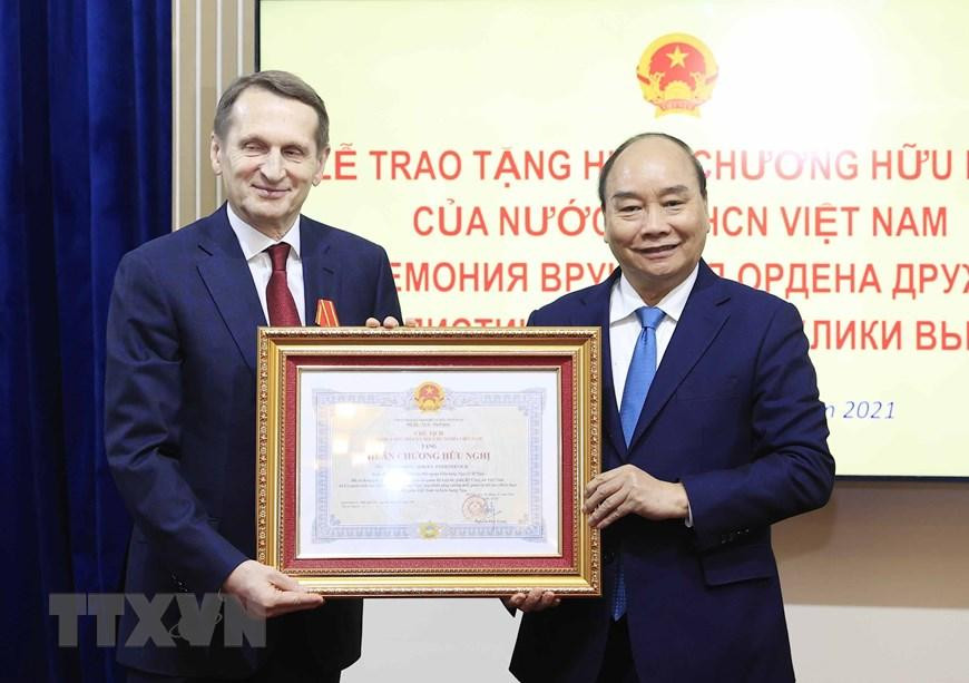Chủ tịch nước Nguyễn Xuân Phúc trao tặng Huân chương Hữu nghị ông Naryshkin Sergey Evgenyevich, Giám đốc Cơ quan Tình báo đối ngoại Liên bang Nga (SVR Nga). (Ảnh: Thống Nhất/TTXVN)