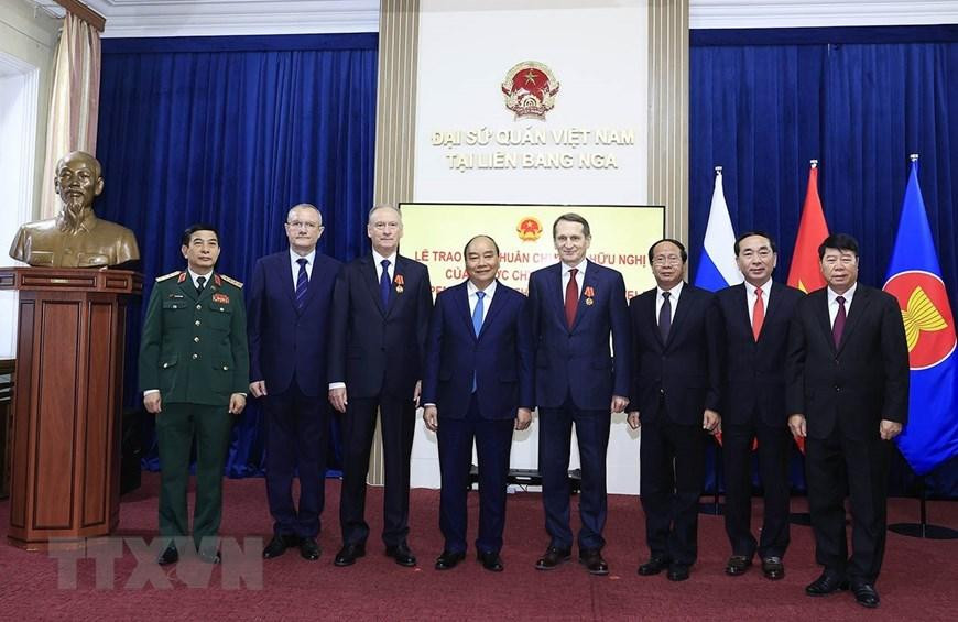 Chủ tịch nước Nguyễn Xuân Phúc và các thành viên đoàn đại biểu cấp cao Việt Nam với các đại biểu Liên bang Nga. (Ảnh: Thống Nhất/TTXVN)