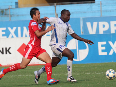 Chân sút Timothy (phải) đang nhanh chân nhảy khỏi “con tàu” CLB Hà Nội 