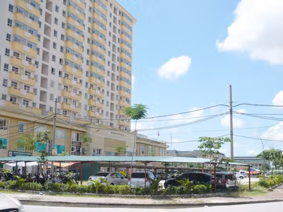 Điểm đỗ xe ngày đêm của Cty Tân Thành trên nền khuôn viên cây xanh đã quy hoạch. Ảnh: Trọng Đảng