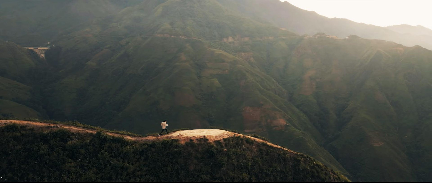 MV Hoàng hôn tháng Tám của Đông Hùng co nhiều cảnh quay hùng vĩ tại sống khủng long Tà Xùa, Sơn La.
