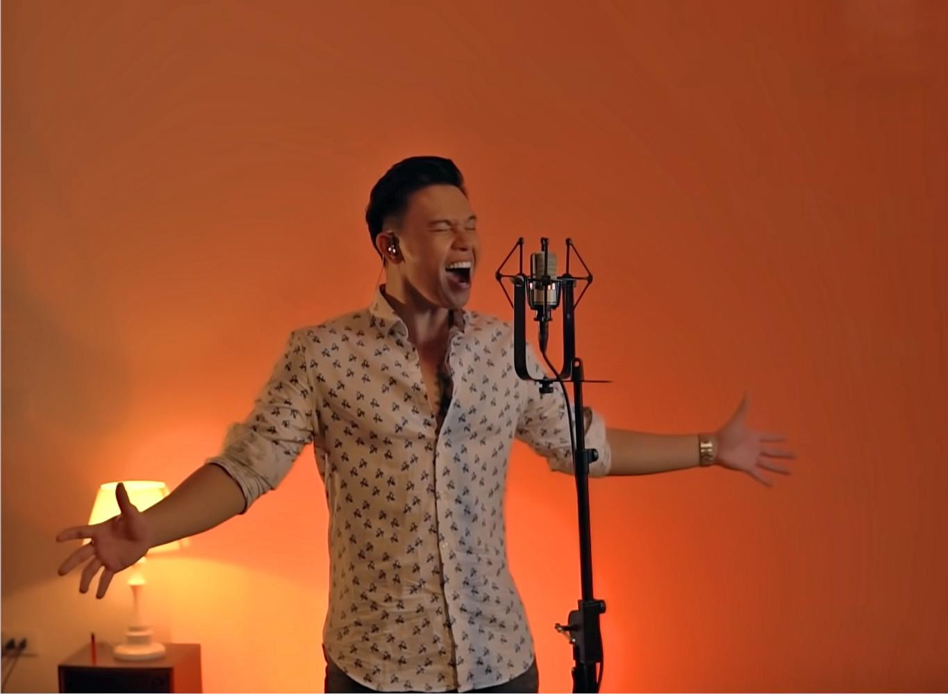 Ngoài MV chính thức, Đông Hùng còn phát hành phiên bản thu trực tiếp tặng khán giả.