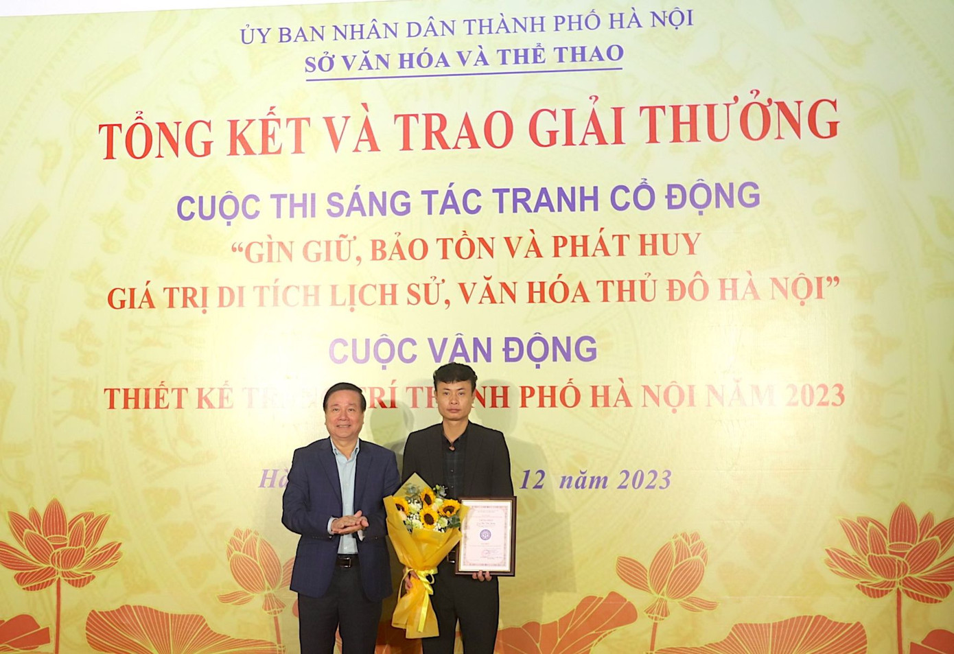 Tác giả Bùi Văn Long nhận giải Nhất trang trí đường phố, giải Nhì cụm mô hình và cổng chào. Ảnh: Minh An. Tác giả Bùi Văn Long nhận giải Nhất trang trí đường phố, giải Nhì cụm mô hình và cổng chào. Ảnh: Minh An.