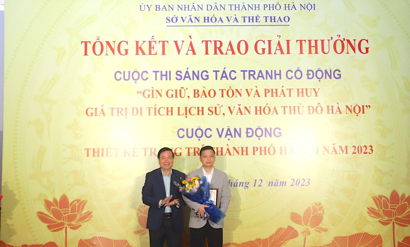 Tác giả Nguyễn Anh Minh (phải) nhận giải Nhất tranh cổ động. Ảnh: Minh An. Tác giả Nguyễn Anh Minh (phải) nhận giải Nhất tranh cổ động. Ảnh: Minh An.