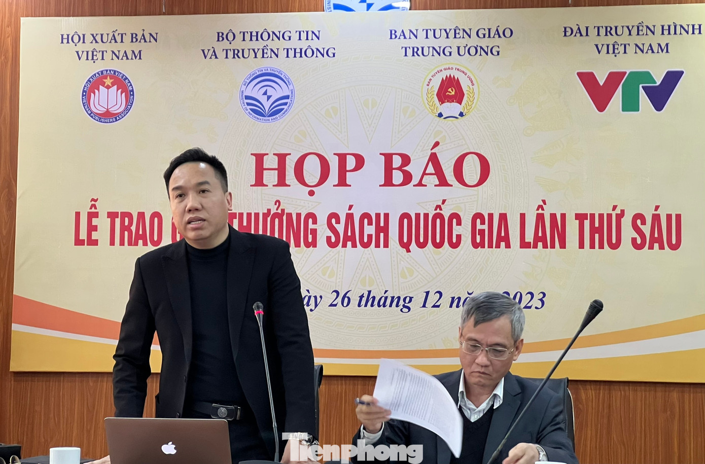 Cục trưởng Cục Xuất bản, In và Phát hành Nguyễn Nguyên (trái) đánh giá về chất lượng sách dự giải. Cục trưởng Cục Xuất bản, In và Phát hành Nguyễn Nguyên (trái) đánh giá về chất lượng sách dự giải.