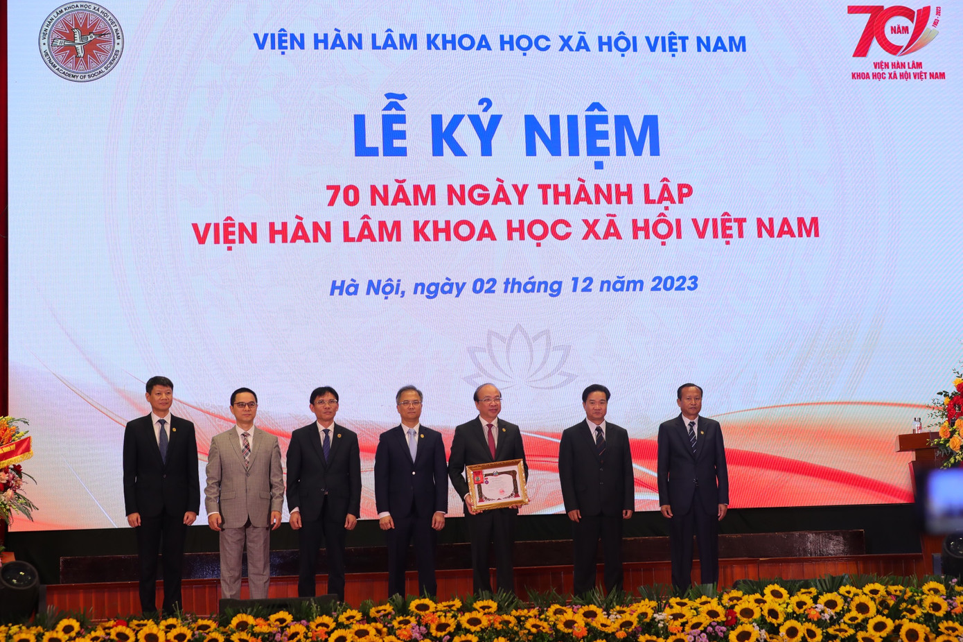 Viện Hàn lâm Khoa học Xã hội Việt Nam đón nhận Huân chương Hữu nghị của Nhà nước Cộng hòa Dân chủ Nhân dân Lào trao tặng. Viện Hàn lâm Khoa học Xã hội Việt Nam đón nhận Huân chương Hữu nghị của Nhà nước Cộng hòa Dân chủ Nhân dân Lào trao tặng.