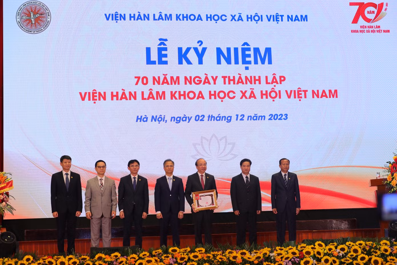 Viện Hàn lâm Khoa học Xã hội Việt Nam đón nhận Huân chương Hữu nghị của Nhà nước Cộng hòa Dân chủ Nhân dân Lào trao tặng.