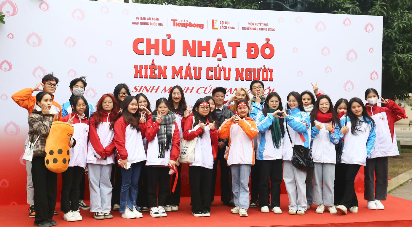 Mặc thời tiết rét đậm, đông đảo sinh viên các đại học trên địa bàn Hà Nội đến từ rất sớm để hưởng ứng Chủ Nhật Đỏ.