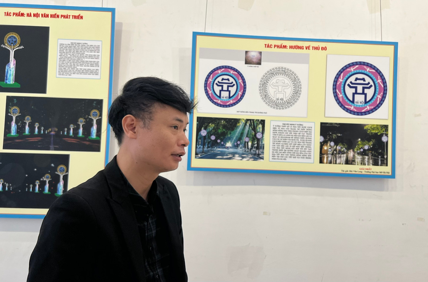 Tác giả Bùi Văn Long và tác phẩm trang trí đường phố ứng dụng công nghệ hiện đại. Ảnh: Nguyên Khánh. Tác giả Bùi Văn Long và tác phẩm trang trí đường phố ứng dụng công nghệ hiện đại. Ảnh: Nguyên Khánh.