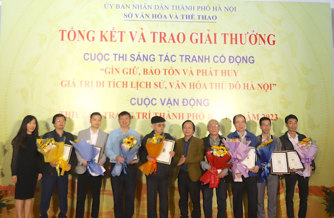 Các tác giả nhận giải Khuyến khích cuộc thi sáng tác tranh cổ động. Các tác giả nhận giải Khuyến khích cuộc thi sáng tác tranh cổ động.