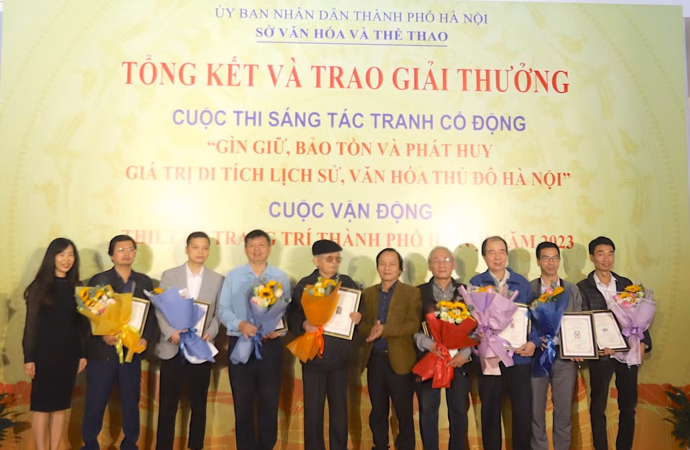 Các tác giả nhận giải Khuyến khích cuộc thi sáng tác tranh cổ động.