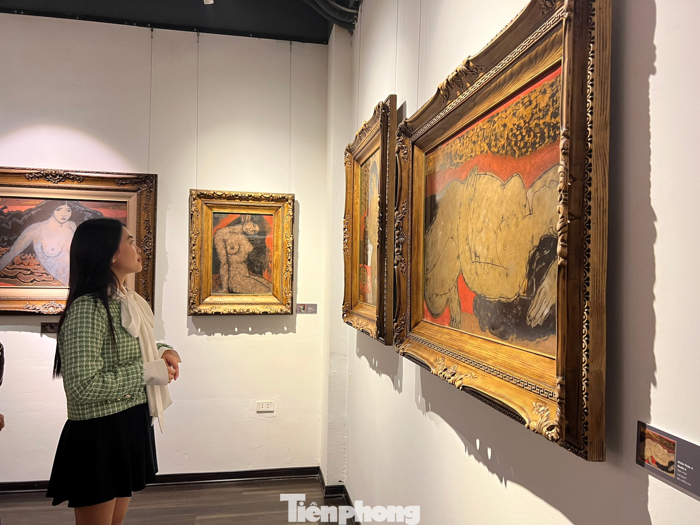 Người xem quan tâm đặc biệt tới những bức khỏa thân ấn tượng của họa sĩ Nguyễn Ngọc Thọ.