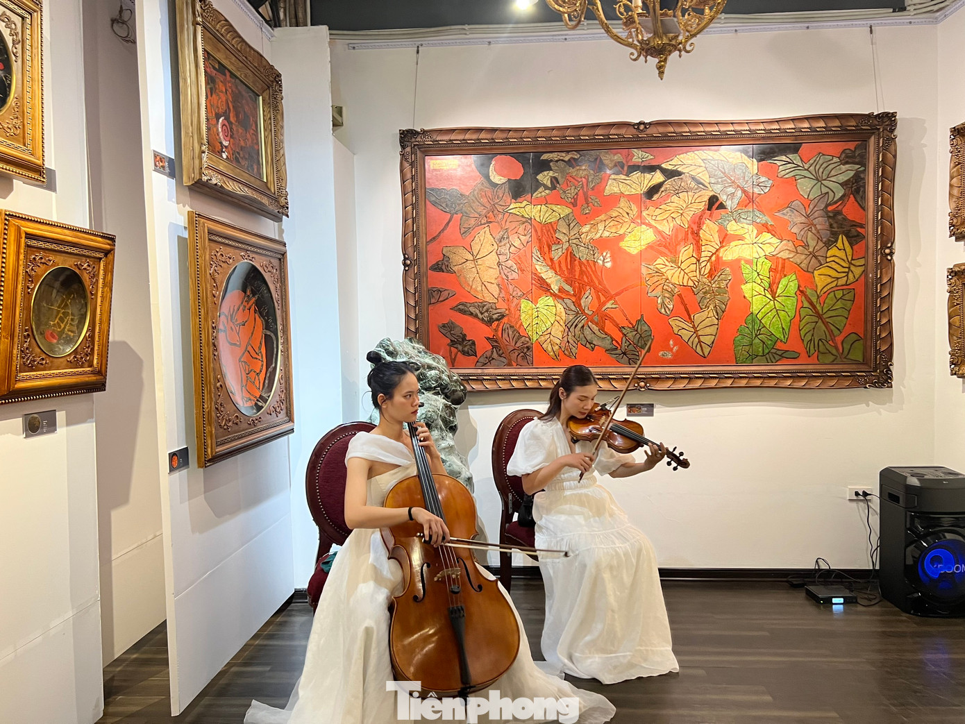 Không gian triển lãm tranh của Nguyễn Ngọc Thọ tại 16 Lê Thái Tổ.