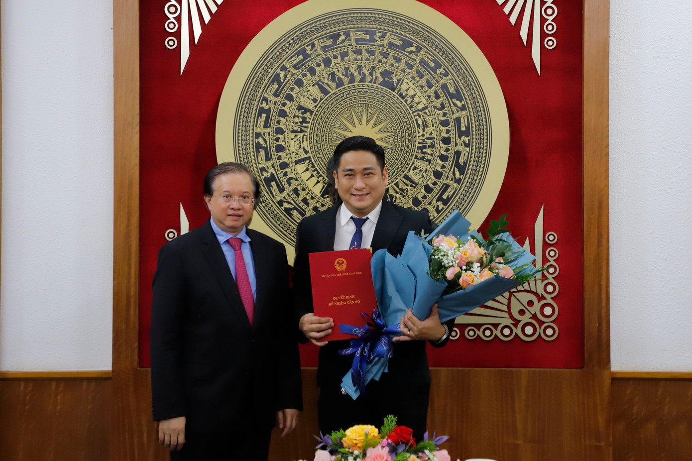 Thứ trưởng Bộ VHTTDL Tạ Quang Đông trao quyết định bổ nhiệm cho ông Nguyễn Minh Tiệp. Thứ trưởng Bộ VHTTDL Tạ Quang Đông trao quyết định bổ nhiệm cho ông Nguyễn Minh Tiệp.