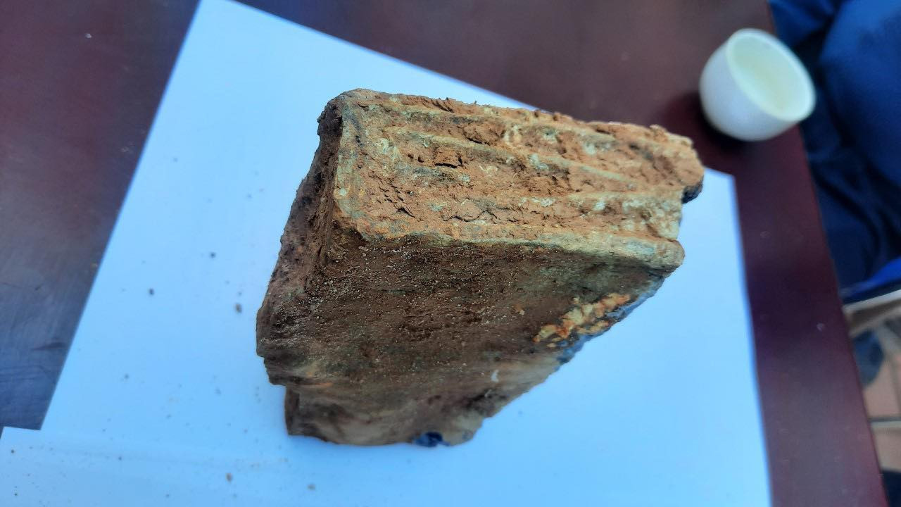 Viên gạch cổ được cho là thuộc dấu tích kiến trúc thế kỷ 4-5 phát lộ trong quá trình tu bổ di tích đình Hạ.