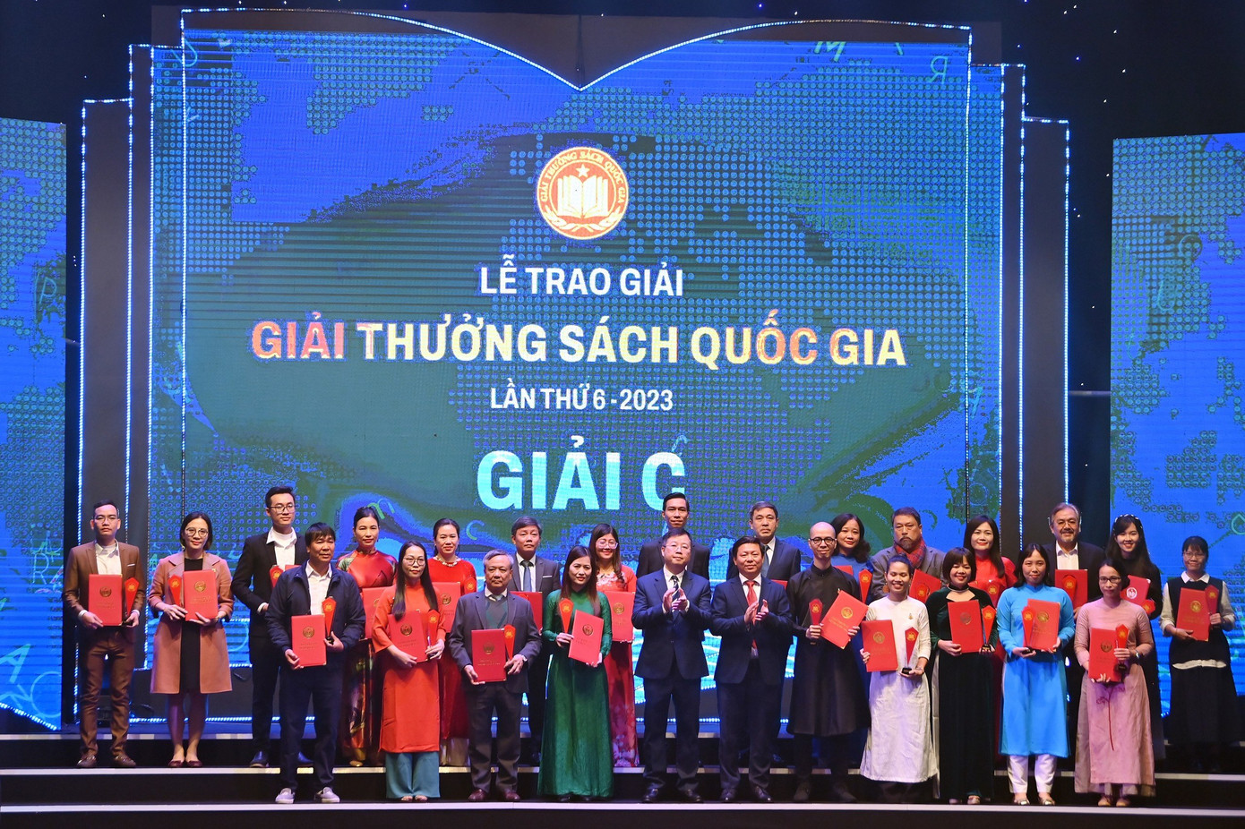 Ông Trần Thanh Lâm - Phó Trưởng Ban Tuyên giáo T.Ư - và ông Nguyễn Thanh Lâm - Thứ trưởng Bộ Thông tin và Truyền thông - trao 11 giải C cho các tác giả, nhóm tác giả. Ảnh: Việt Linh. Ông Trần Thanh Lâm - Phó Trưởng Ban Tuyên giáo T.Ư - và ông Nguyễn Thanh Lâm - Thứ trưởng Bộ Thông tin và Truyền thông - trao 11 giải C cho các tác giả, nhóm tác giả. Ảnh: Việt Linh.