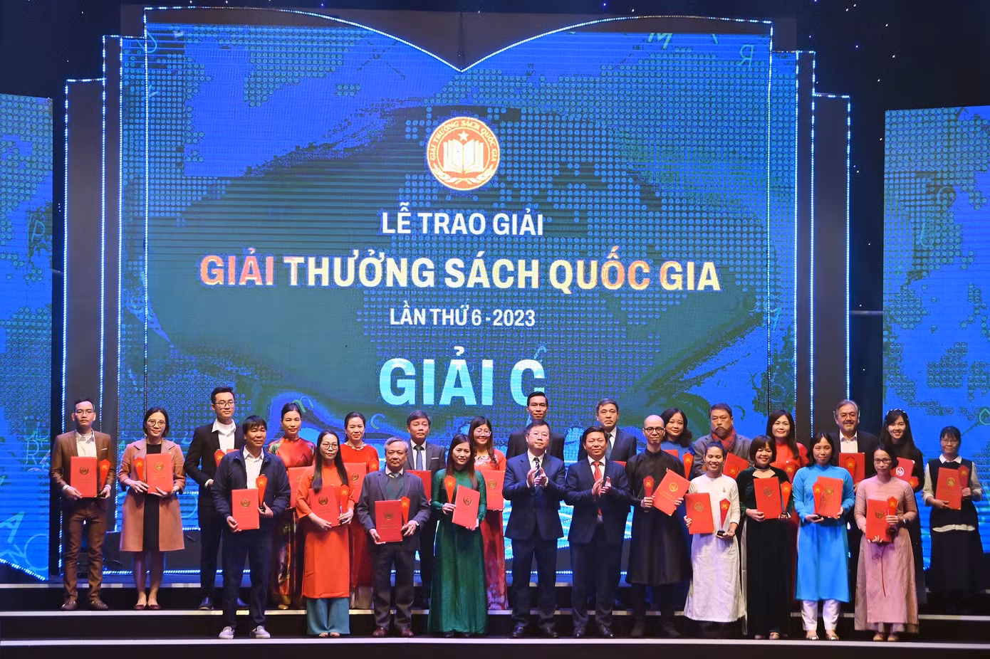 Ông Trần Thanh Lâm - Phó Trưởng Ban Tuyên giáo T.Ư - và ông Nguyễn Thanh Lâm - Thứ trưởng Bộ Thông tin và Truyền thông - trao 11 giải C cho các tác giả, nhóm tác giả. Ảnh: Việt Linh.