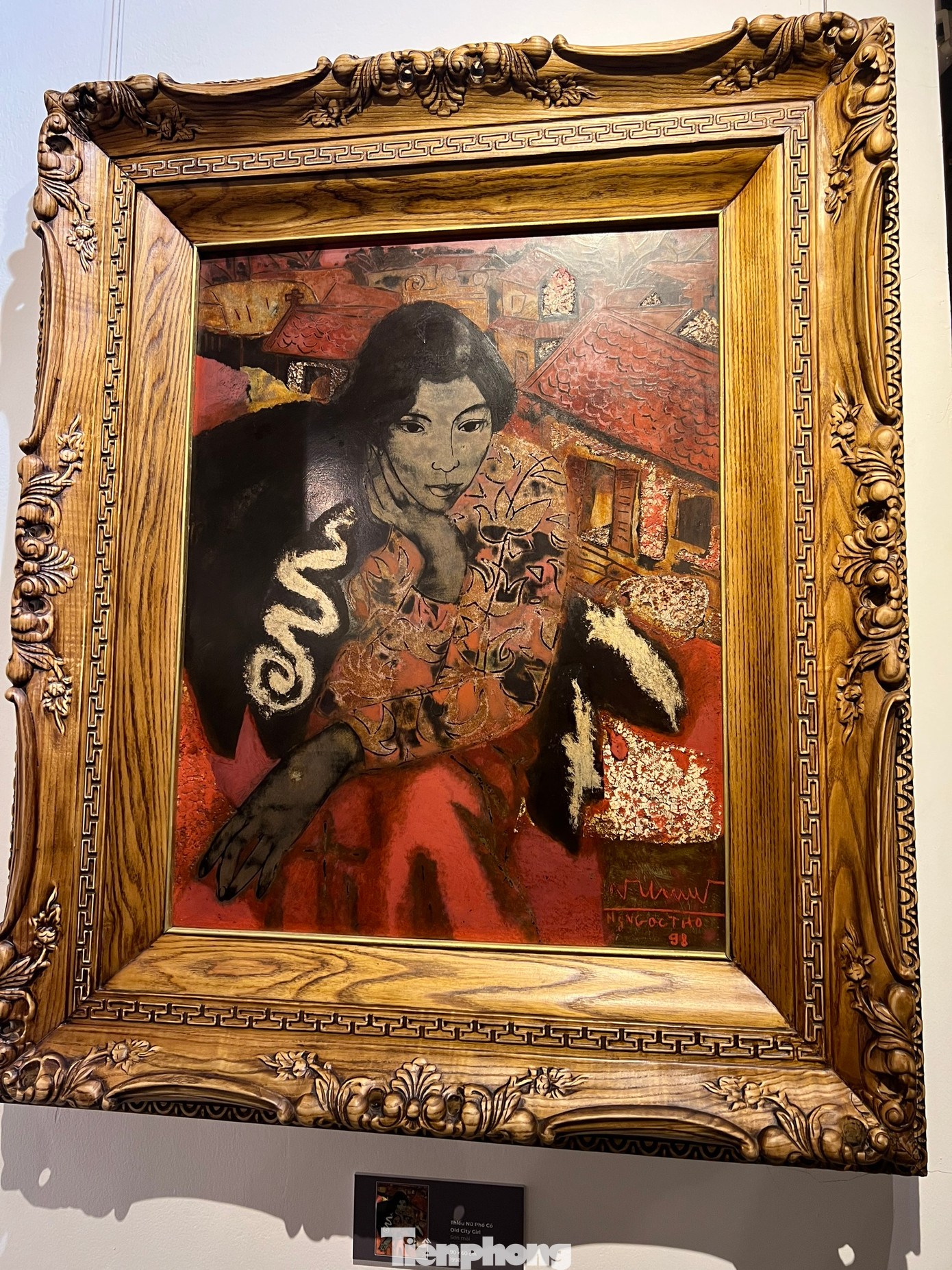 Bức Thiếu nữ phố cổ là một trong những bức sơn mài tiêu biểu của cố họa sĩ Nguyễn Ngọc Thọ.