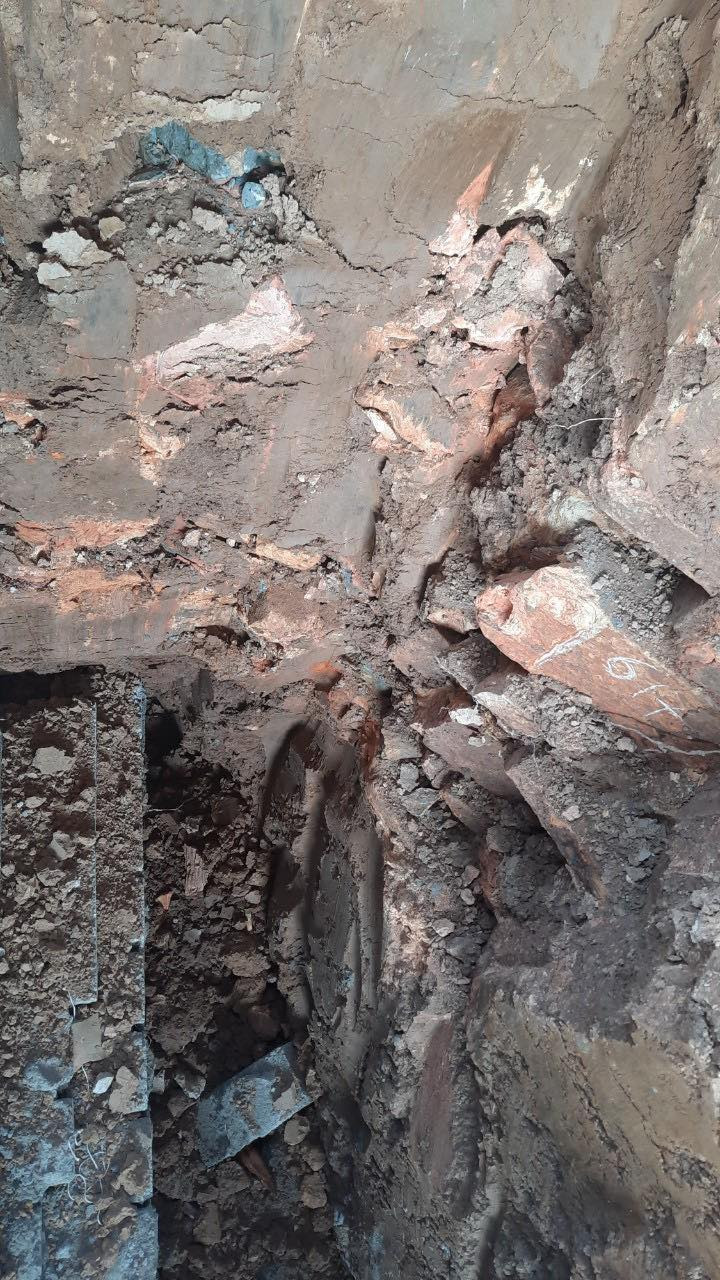 Dấu tích kiến trúc cổ lộ ra ở độ sâu 60-70 cm.