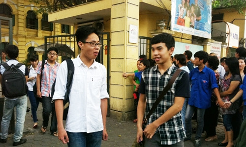 Thí sinh dự thi vào lớp 10 tại Hà Nội năm 2013