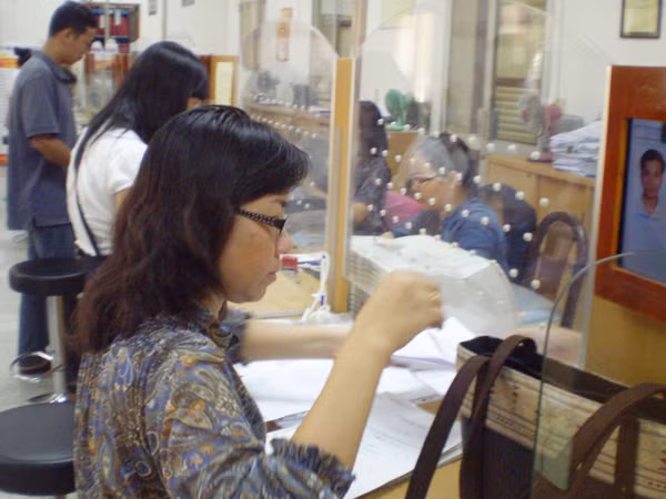 Người dân đến làm thủ tục hành chính tại UBND Quận 1, TPHCM Ảnh: Huy Thịnh