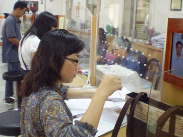 Người dân đến làm thủ tục hành chính tại UBND Quận 1, TPHCM Ảnh: Huy Thịnh