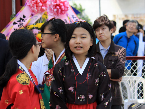  Nhiều em nhỏ mặc các trang phục truyền thống