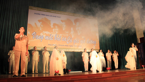 Bài ca tri ân những người đồng đội đã ngã xuống “Chiều nghĩa trang Trường Sơn”. Ảnh: Trường Phong