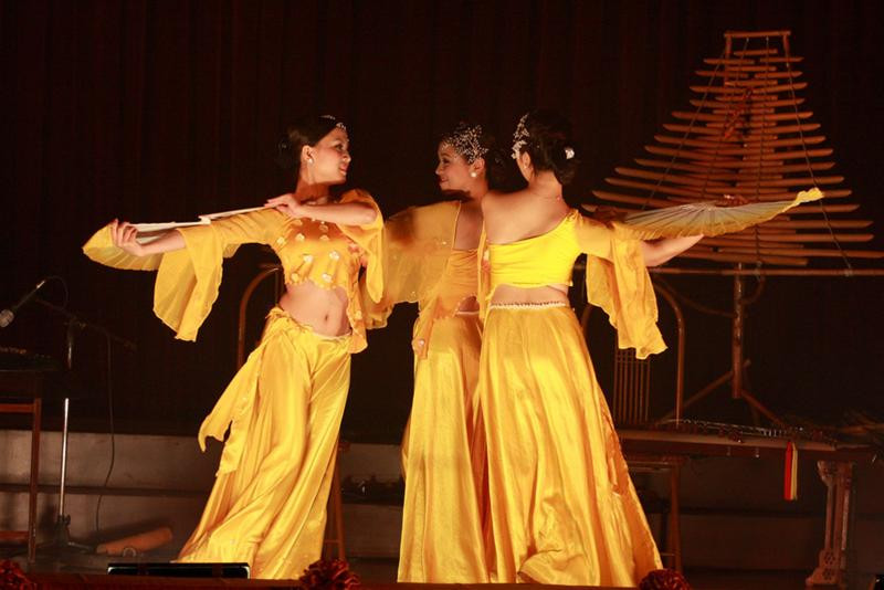 Tiết mục múa “Mai vàng” do vũ đoàn Carmen biểu diễn