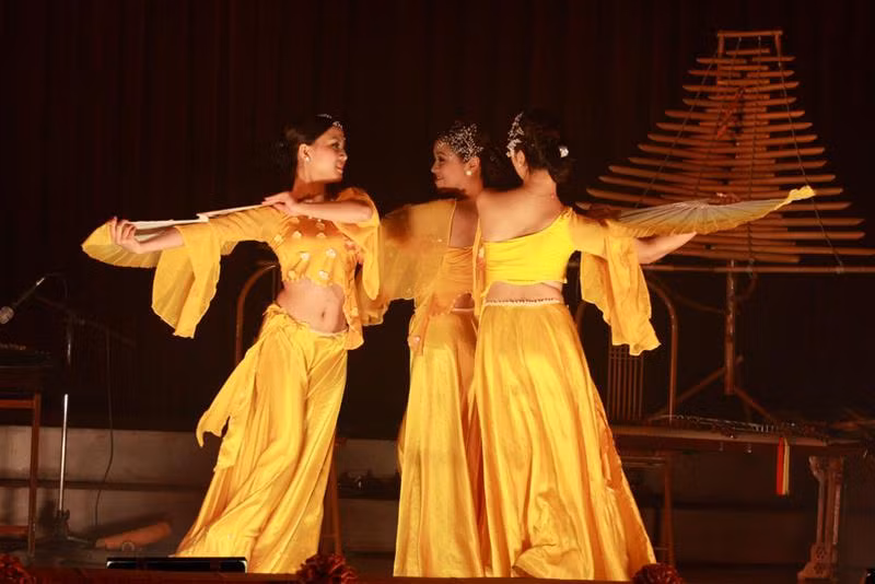 Tiết mục múa “Mai vàng” do vũ đoàn Carmen biểu diễn