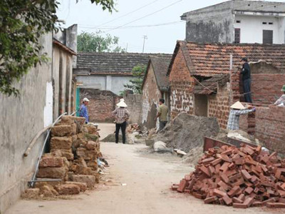 Nhà cổ xuống cấp người dân Làng cổ Đường Lâm đang phá xây sửa. Ảnh: Hoàng Anh
