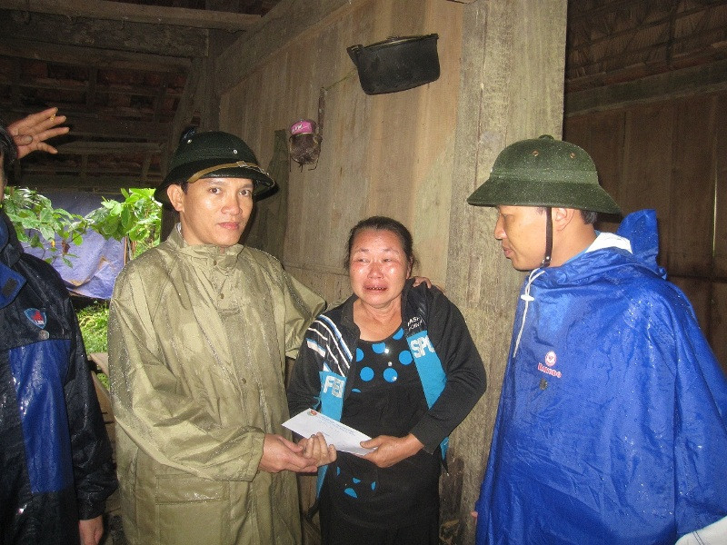 Bà Đặng Thị Liên khóc vật vã khi số tài sản gom góp cả mấy năm trời bị lũ cuốn mất