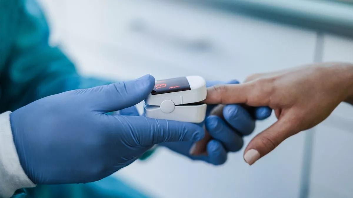 Thiết bị đo nồng độ oxy trong máu được bày bán tại các hiệu thuốc ở Việt Nam Thiết bị đo nồng độ oxy trong máu được bày bán tại các hiệu thuốc ở Việt Nam