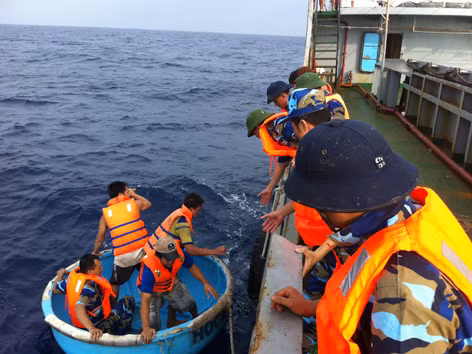 TS 16 - đưa ngư dân tàu cá lên tàu