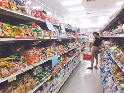 Trước khi nghĩ đến chuyện cấm E102, Bộ Y tế không thể chối bỏ trách nhiệm kiểm tra thực trạng sử dụng E102 trong thực phẩm, nhất là mỳ ăn liền, ở Việt Nam Ảnh: Q.D