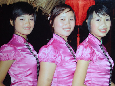 Lò Thị Quy (giữa) và những cô gái Thái ở bản Tông Poọng trong đêm hát xòe