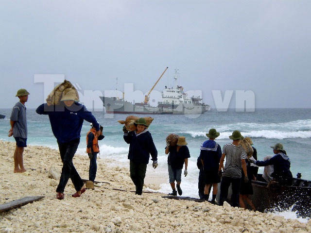 Vận chuyển đất đá, xi măng xây dựng công trình quân, dân sự trên đảo chủ quyền Việt Nam